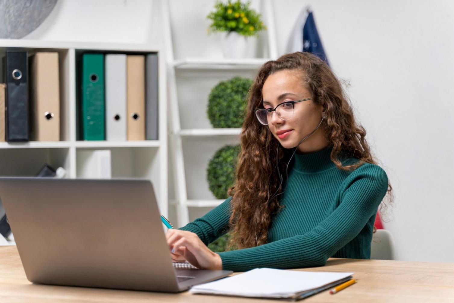 Documentos de planificación financiera y calculadora en mesa de trabajo