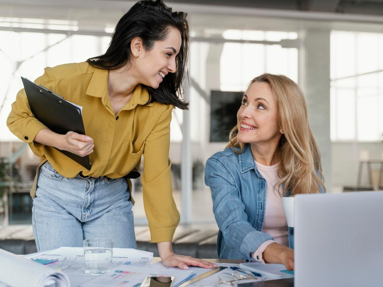 Análisis de datos empresariales en pantalla mostrando gráficos y tendencias